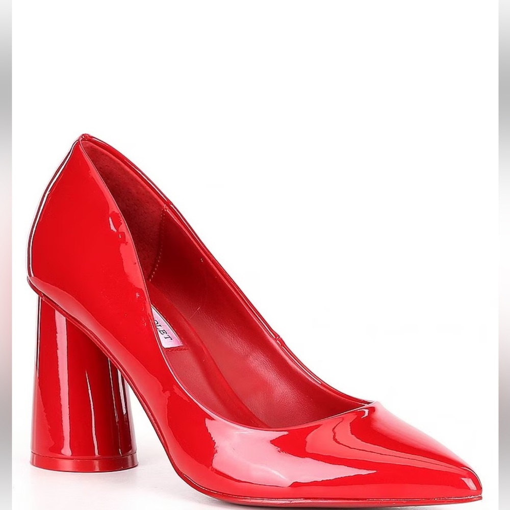 Red Pointy Shoes. Trendy